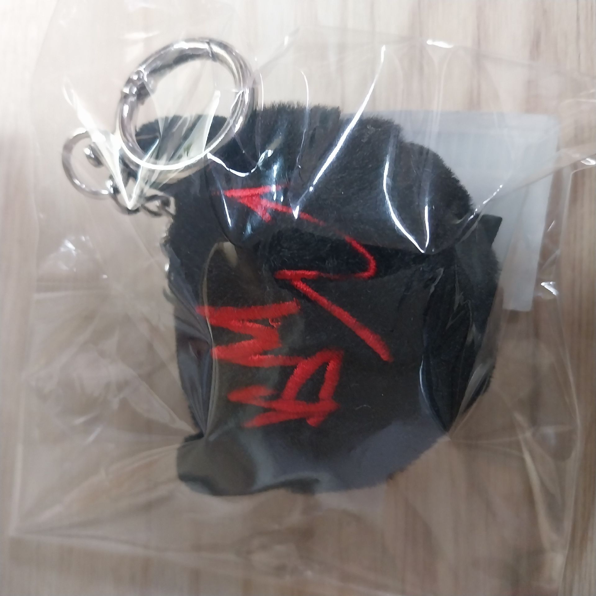 PSYCHO 黑色毛絨球吊飾