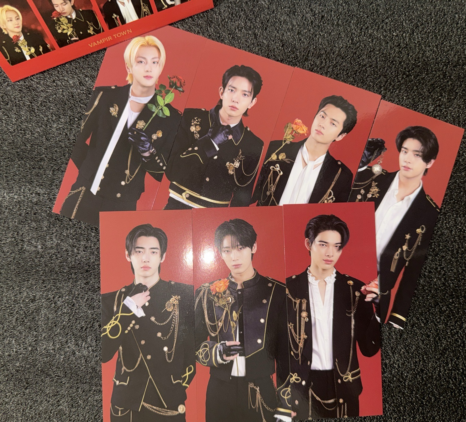 ENHYPEN WORLD 吸血鬼主題 書籤 7人都有，可一套購買 多帶送主題立牌+盒子（數量有限）