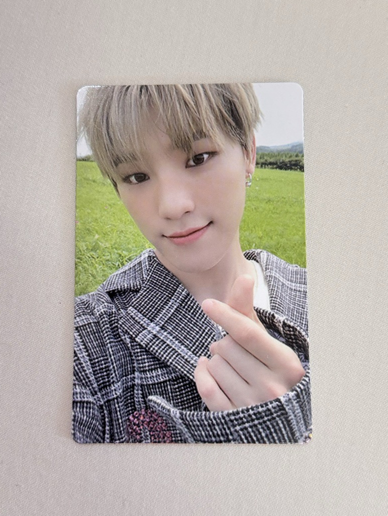 藍黑色衣服比心