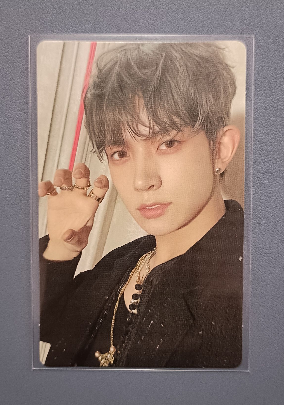 下方邊緣處有一小道壓痕