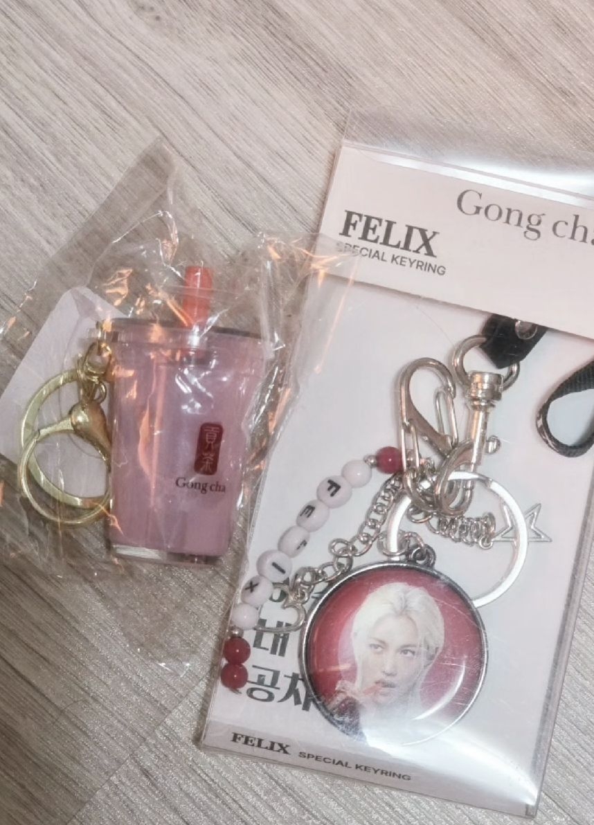 紅吊飾+粉珍奶