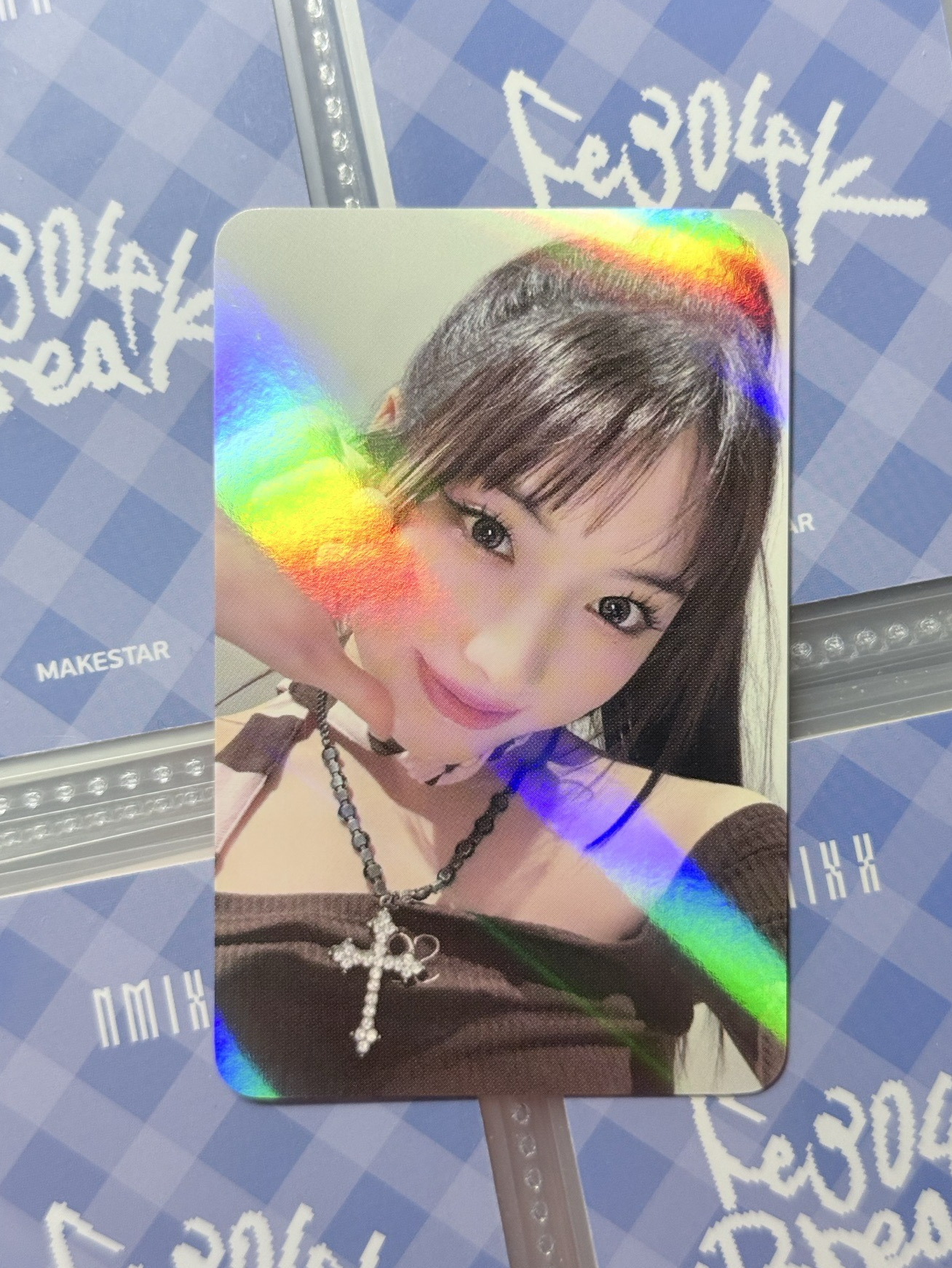 NMIXX Jiwoo 拇指愛心閃卡