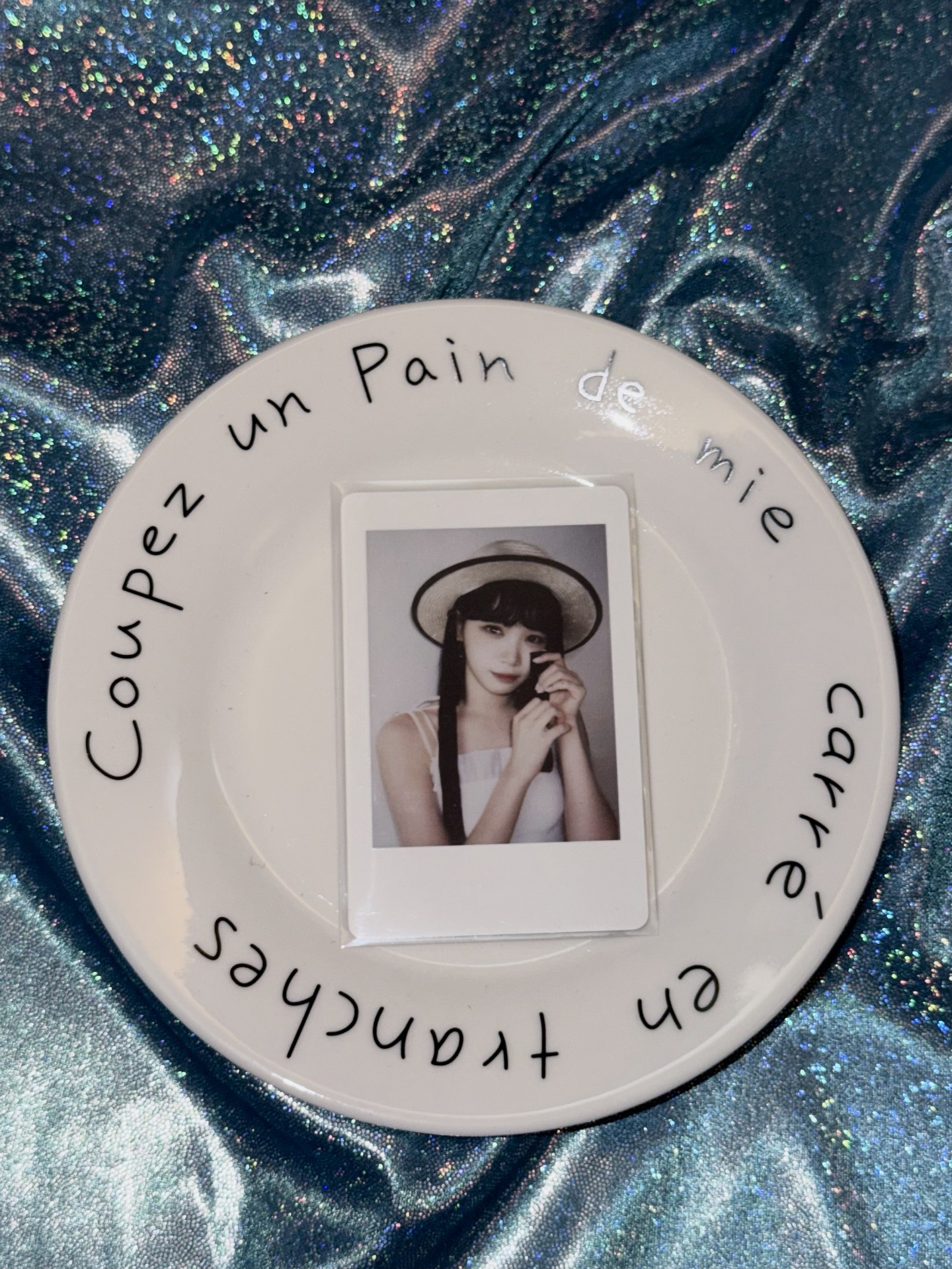 金采源 2023年曆 戴草帽 拿著黑色東西假裝擦眼淚