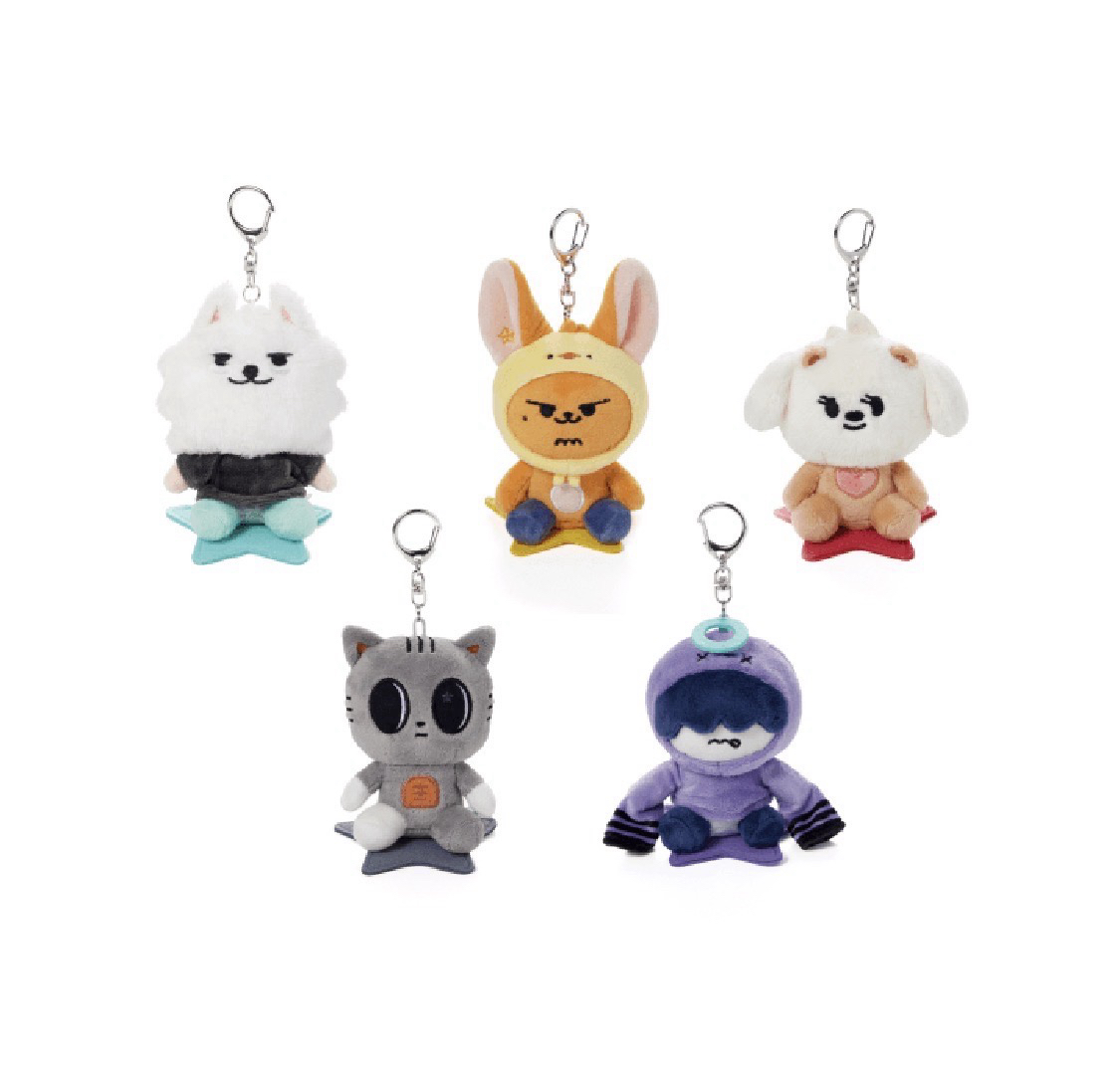 全員坐娃 顯項鍊、球衣卡