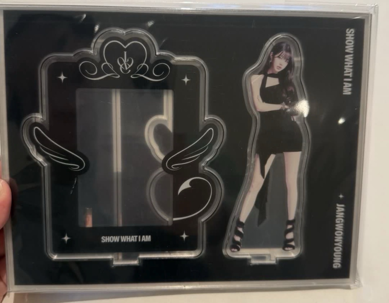 SHOW WHAT I AM 立牌  員