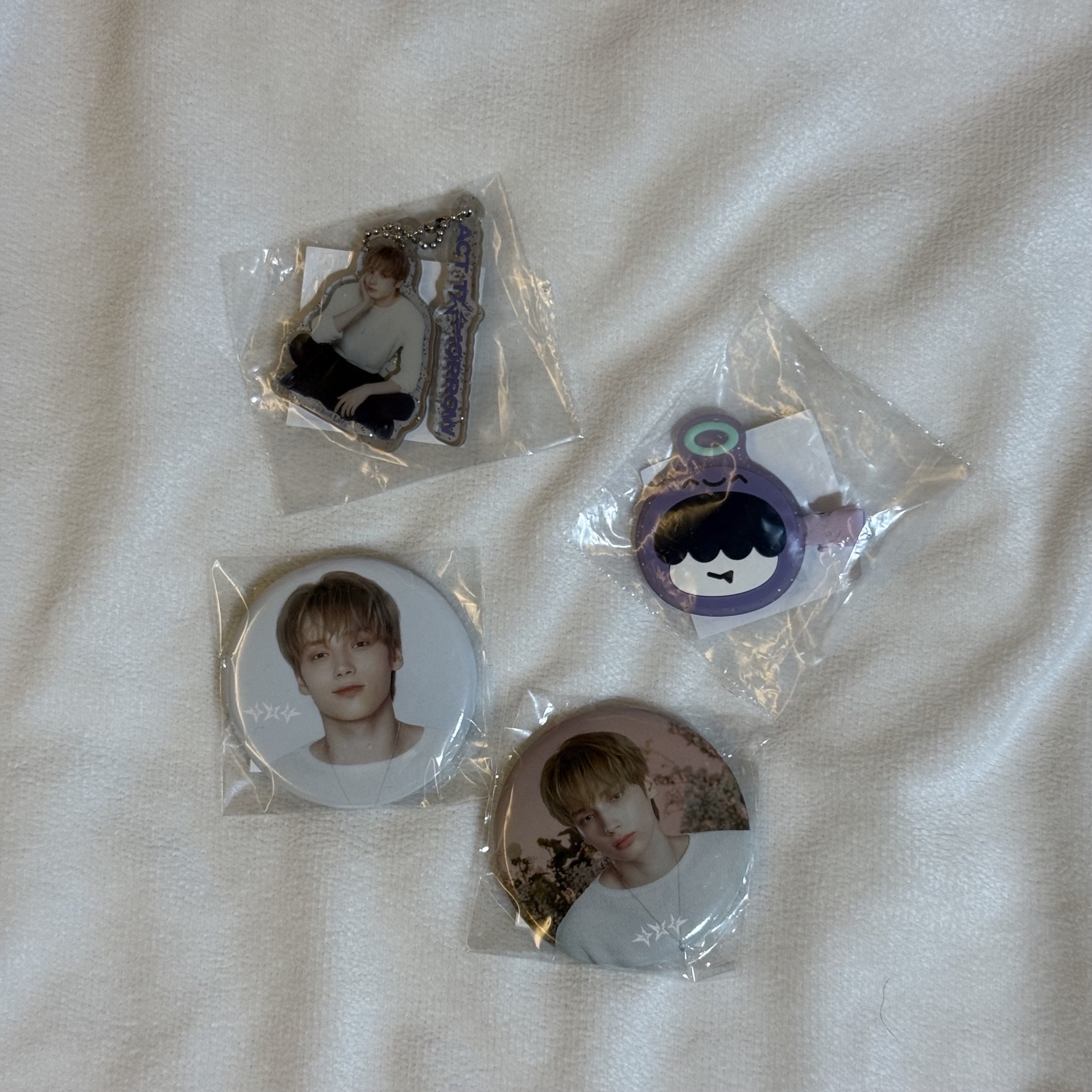 哼啊寧髮夾+人形吊飾+徽章