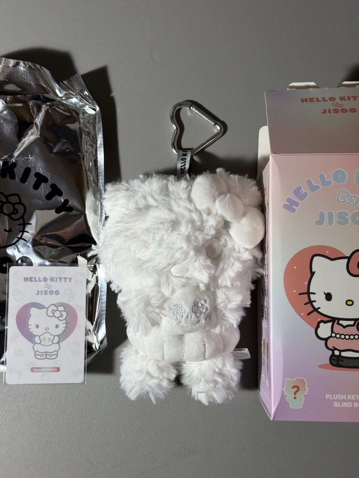 Jisoo x Hellokitty聯名 隱藏白