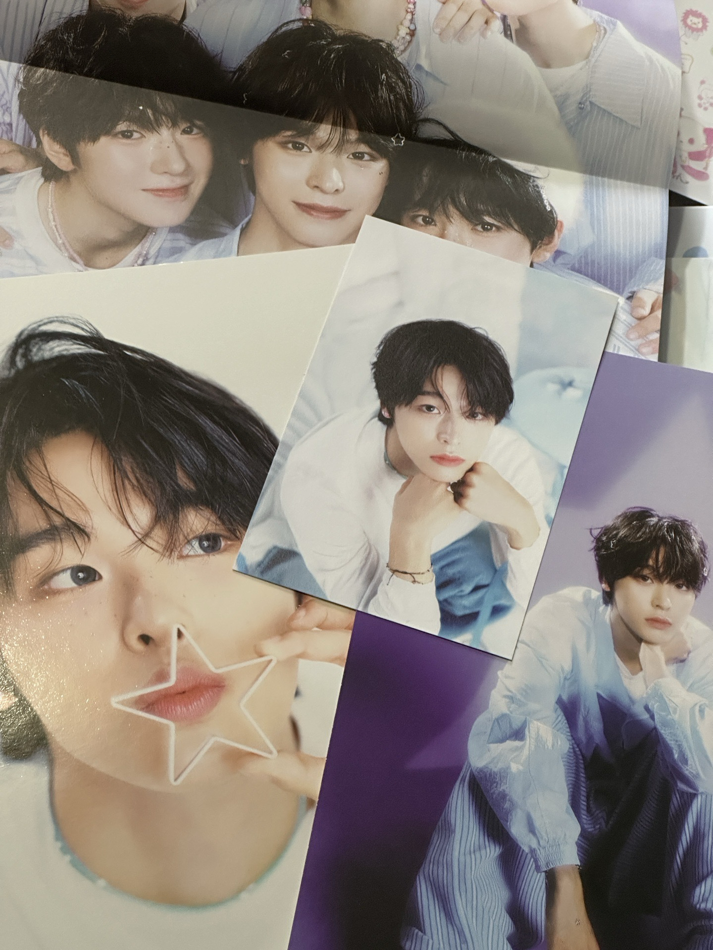 全員海報+個人海報兩張+明信片