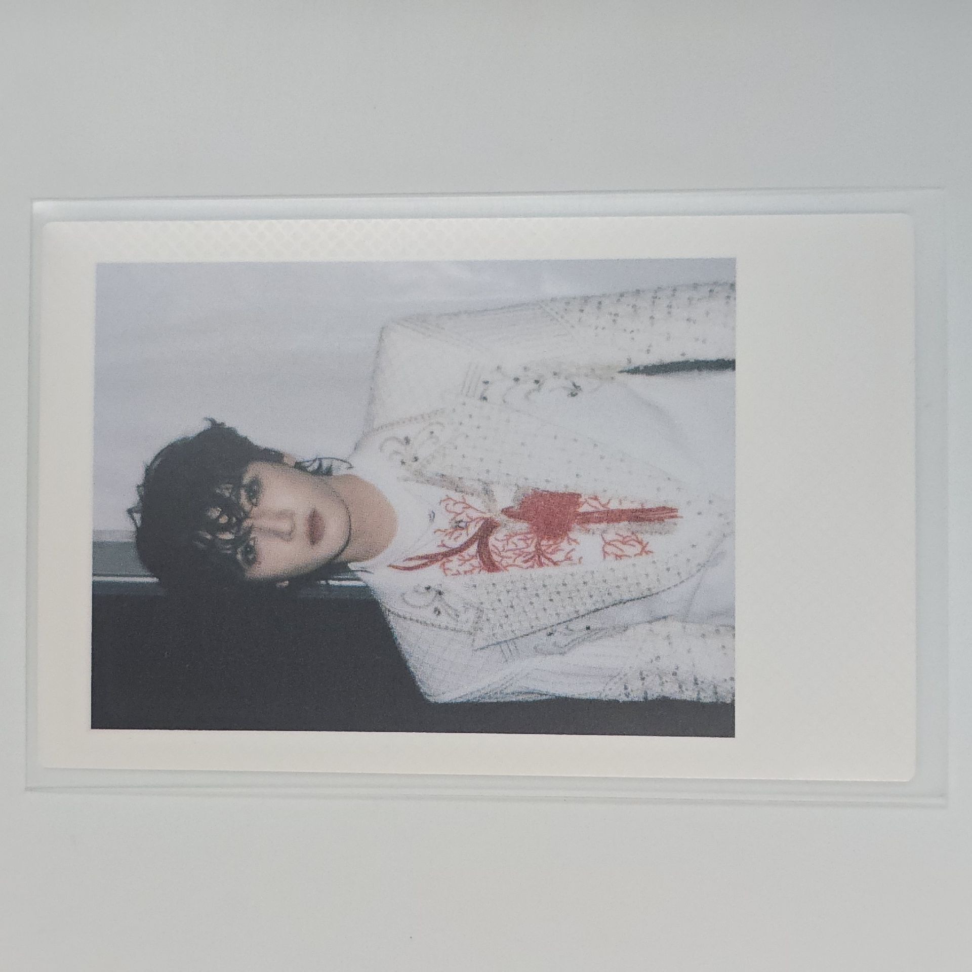 嚴浩翔白西裝拍立得