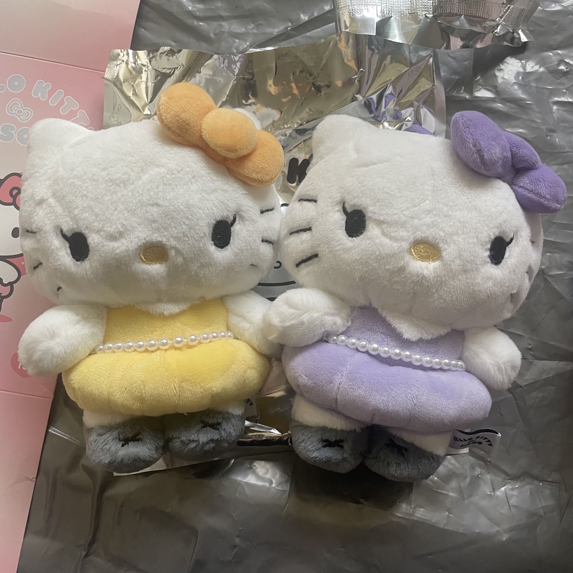 HELLO KITTY X JISOO 吊飾 娃娃 黃色紫色