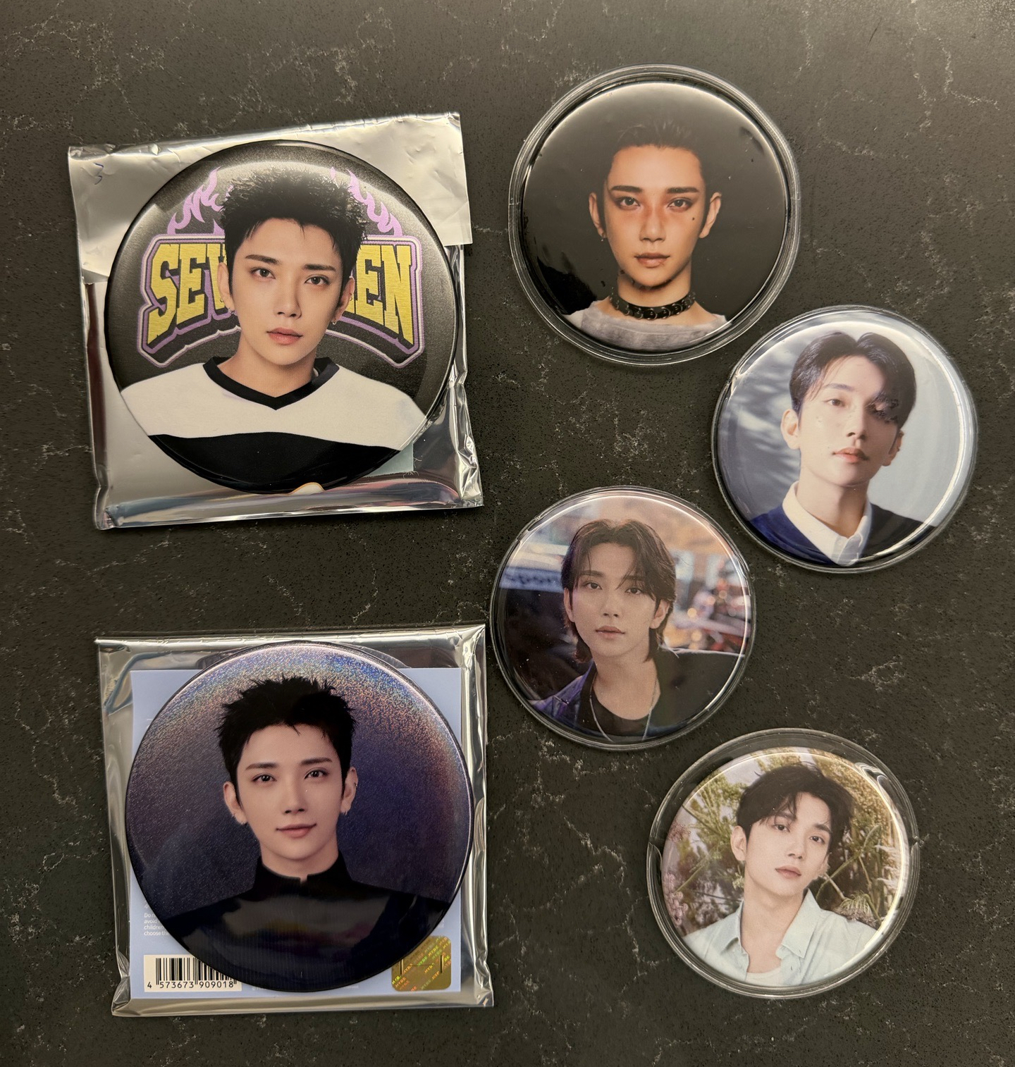 Joshua 洪知秀的徽章們