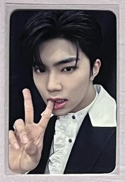 迷二 MK簽售 咬手指