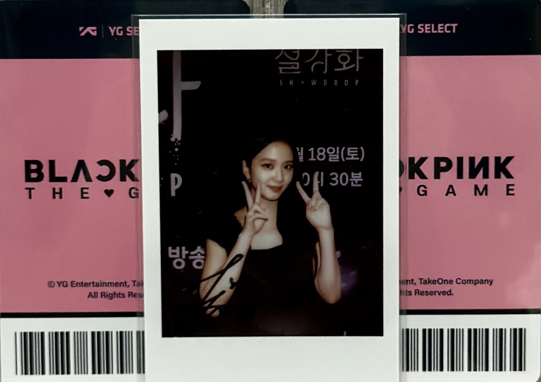 Jisoo 雪降花拍立得