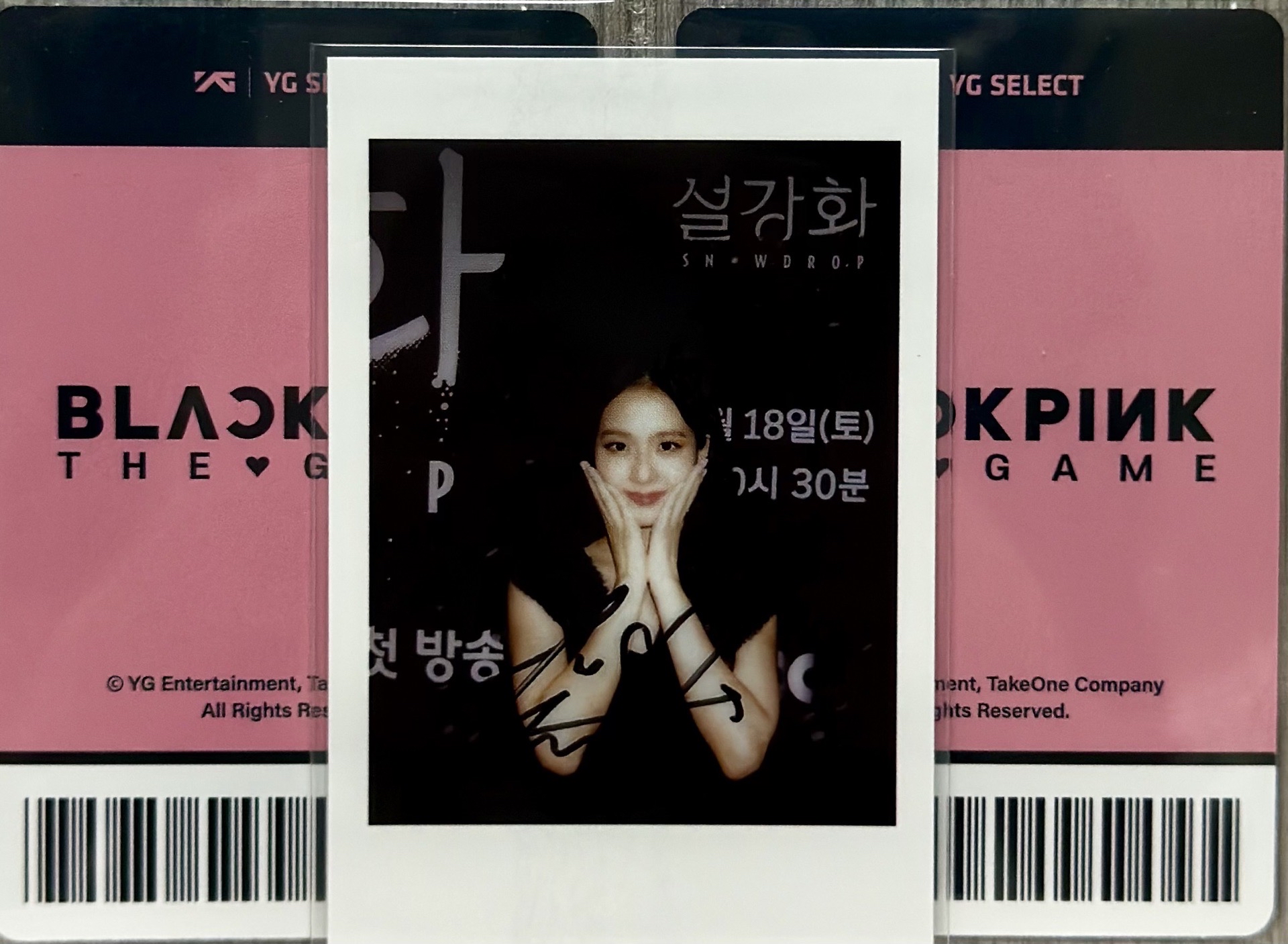 Jisoo 雪降花拍立得