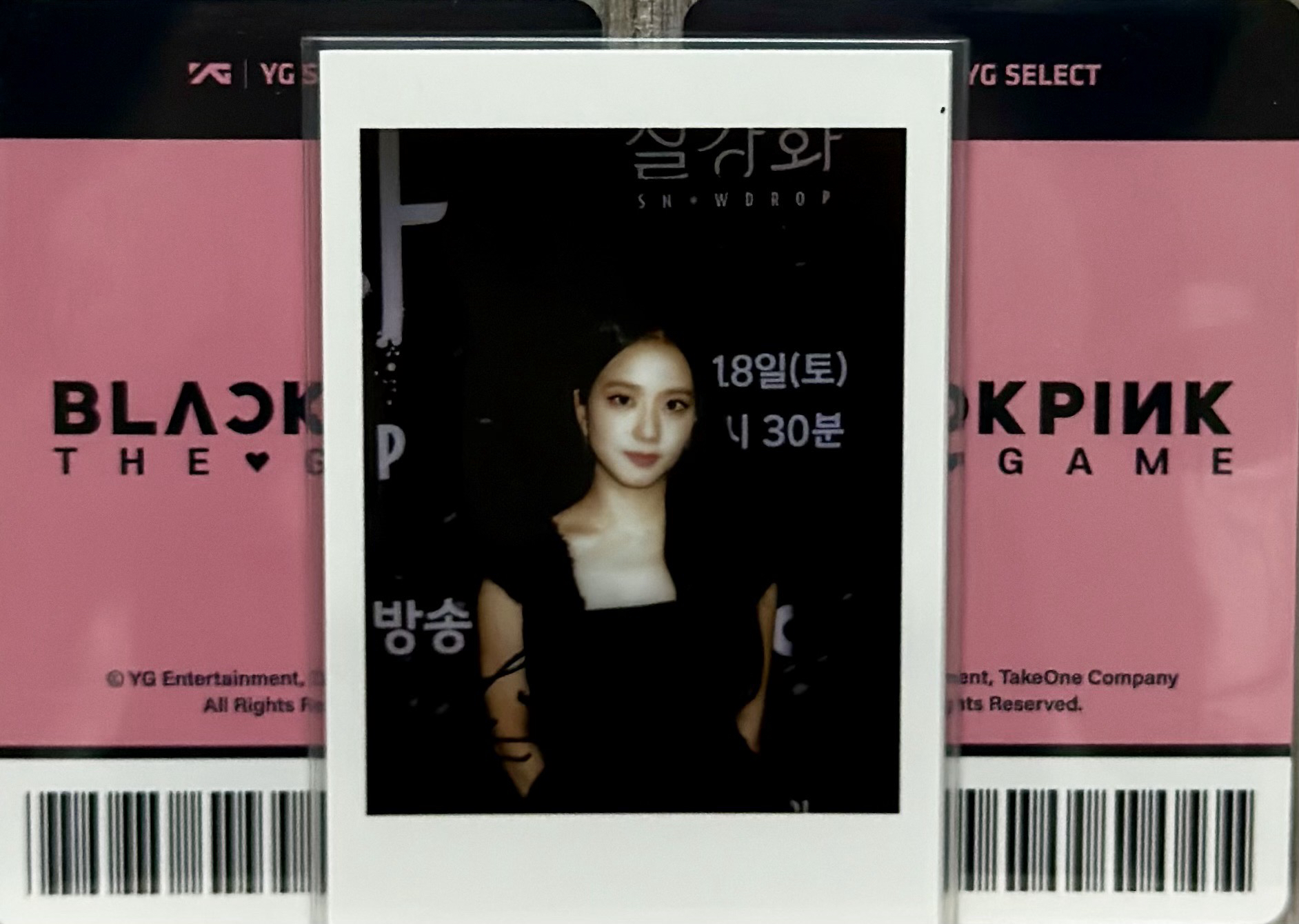 Jisoo 雪降花拍立得