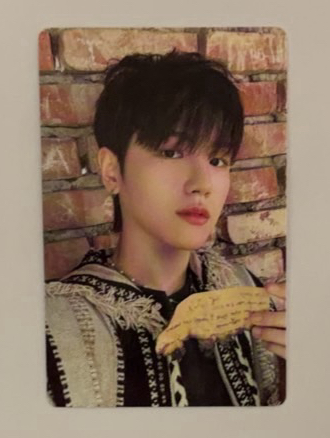 拿著黃色的東西