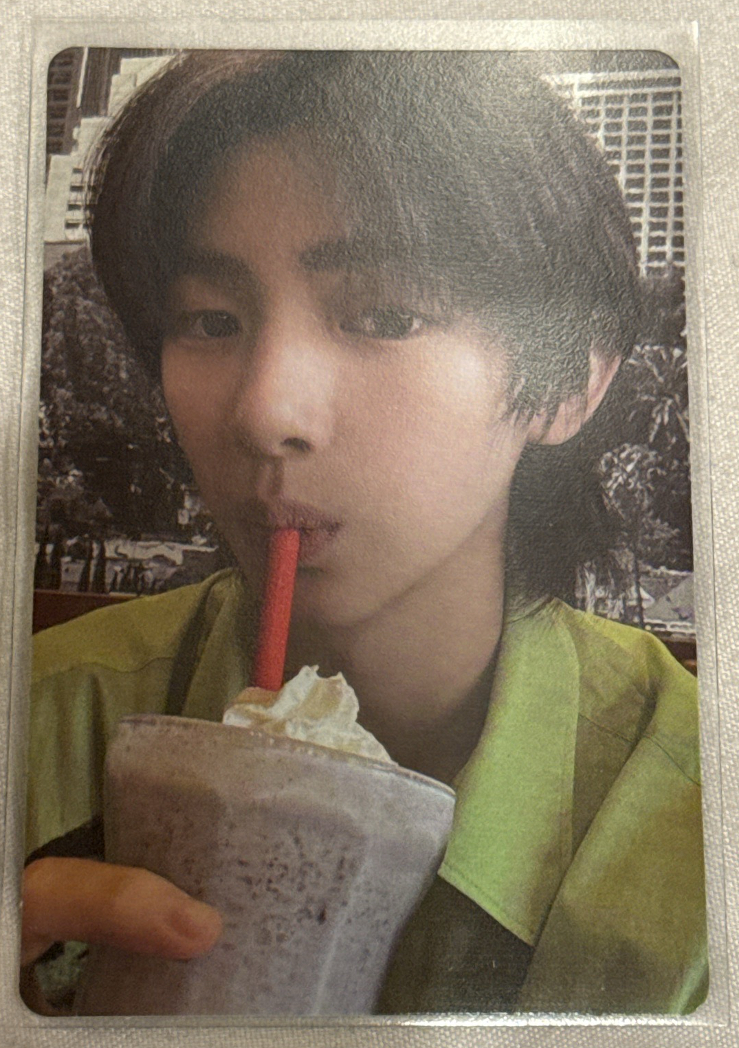 金主訓在喝飲料