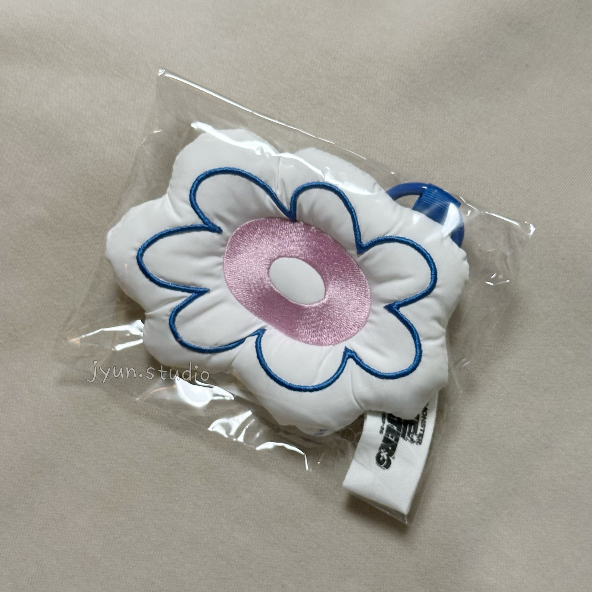 [台北限定] TAIPEI款 花型吊飾 Love Monsters Pop-up