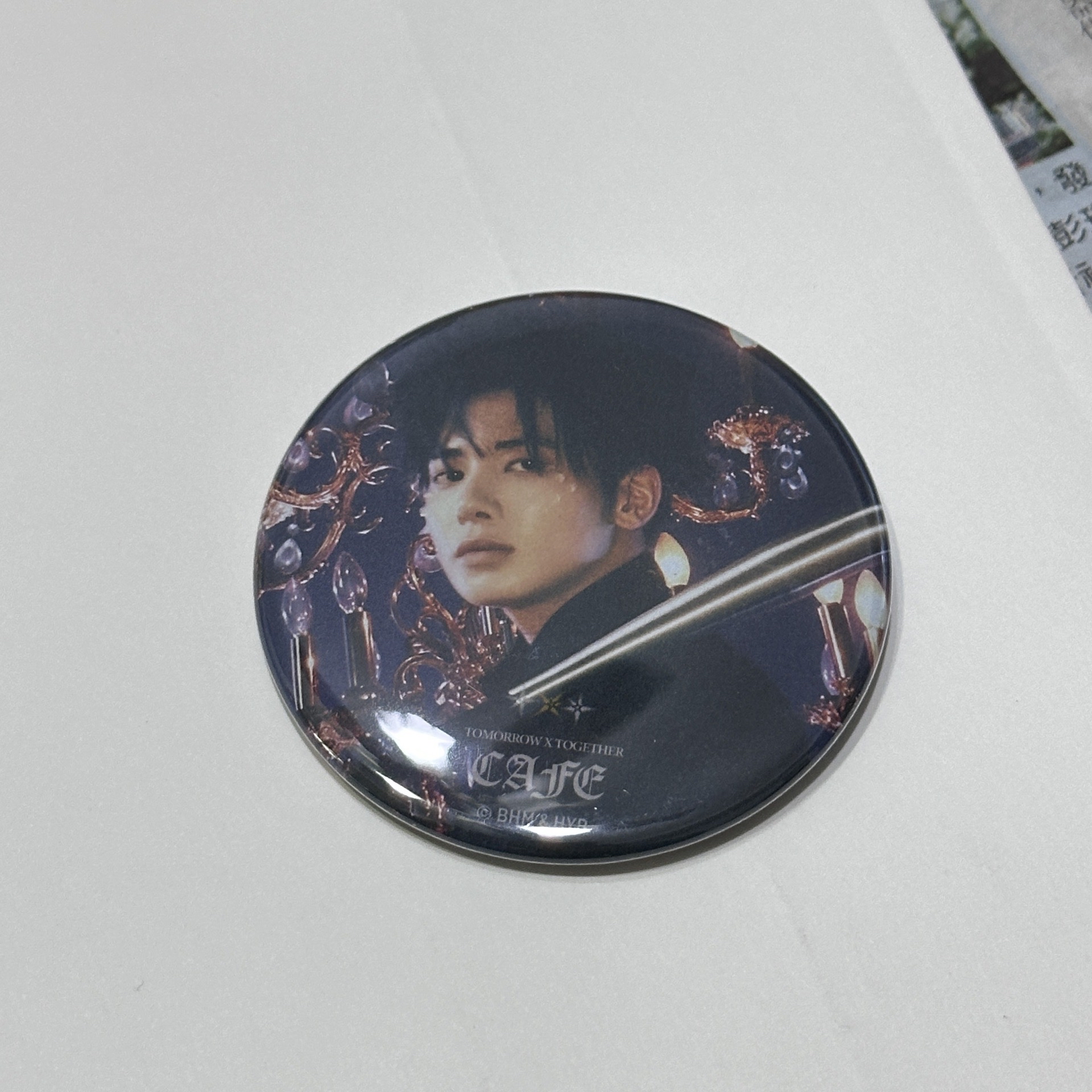 TXT 日本咖啡廳 徽章 太顯