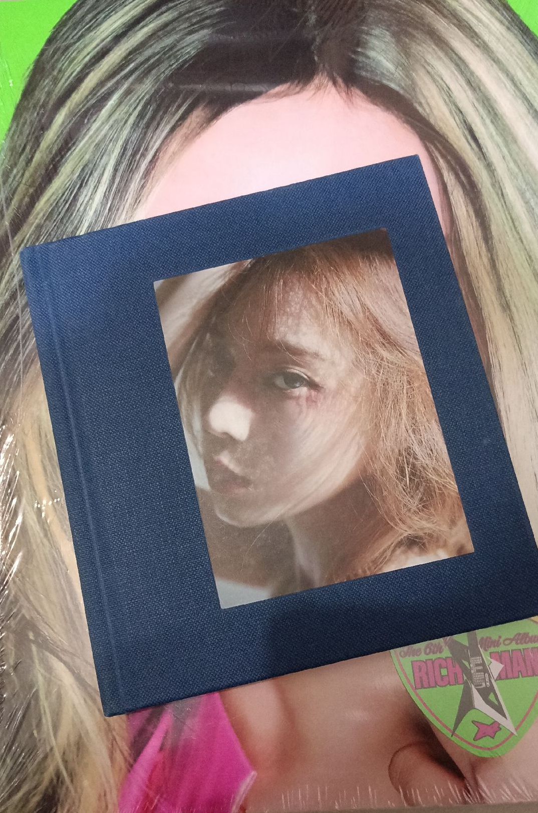 上緣小磕碰，背面輕微刮痕