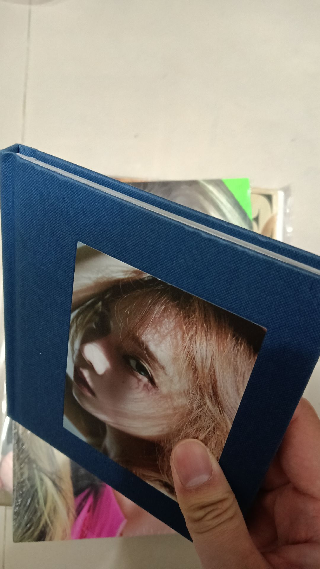 上緣小磕碰，背面輕微刮痕