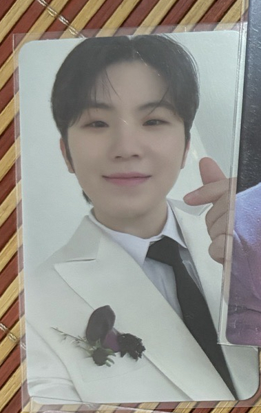 穿著西裝比心太暈了