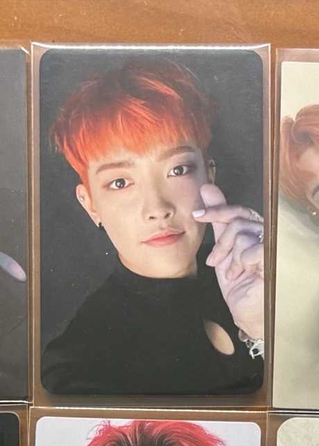 橘髮黑衣比心中