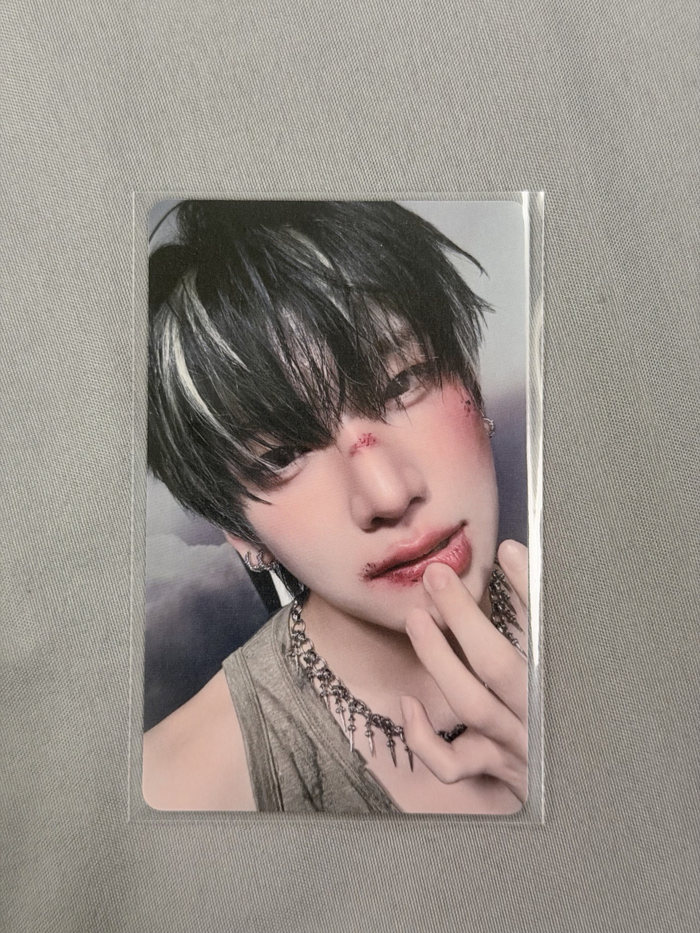 yuma魅惑眼神摸下唇