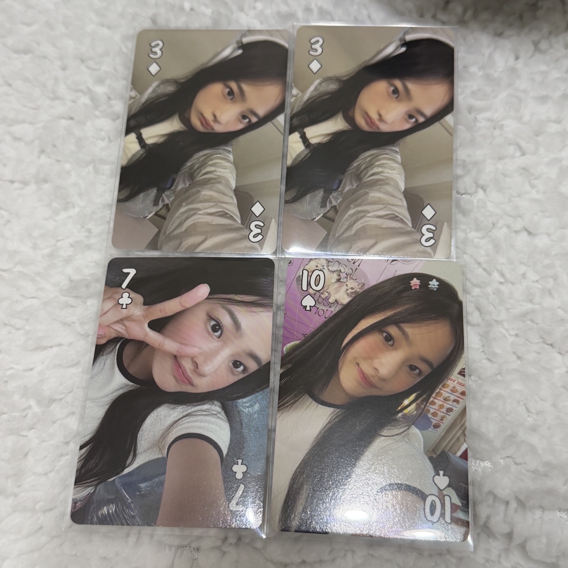 Minji撲克牌自拍 餘右下角髮夾