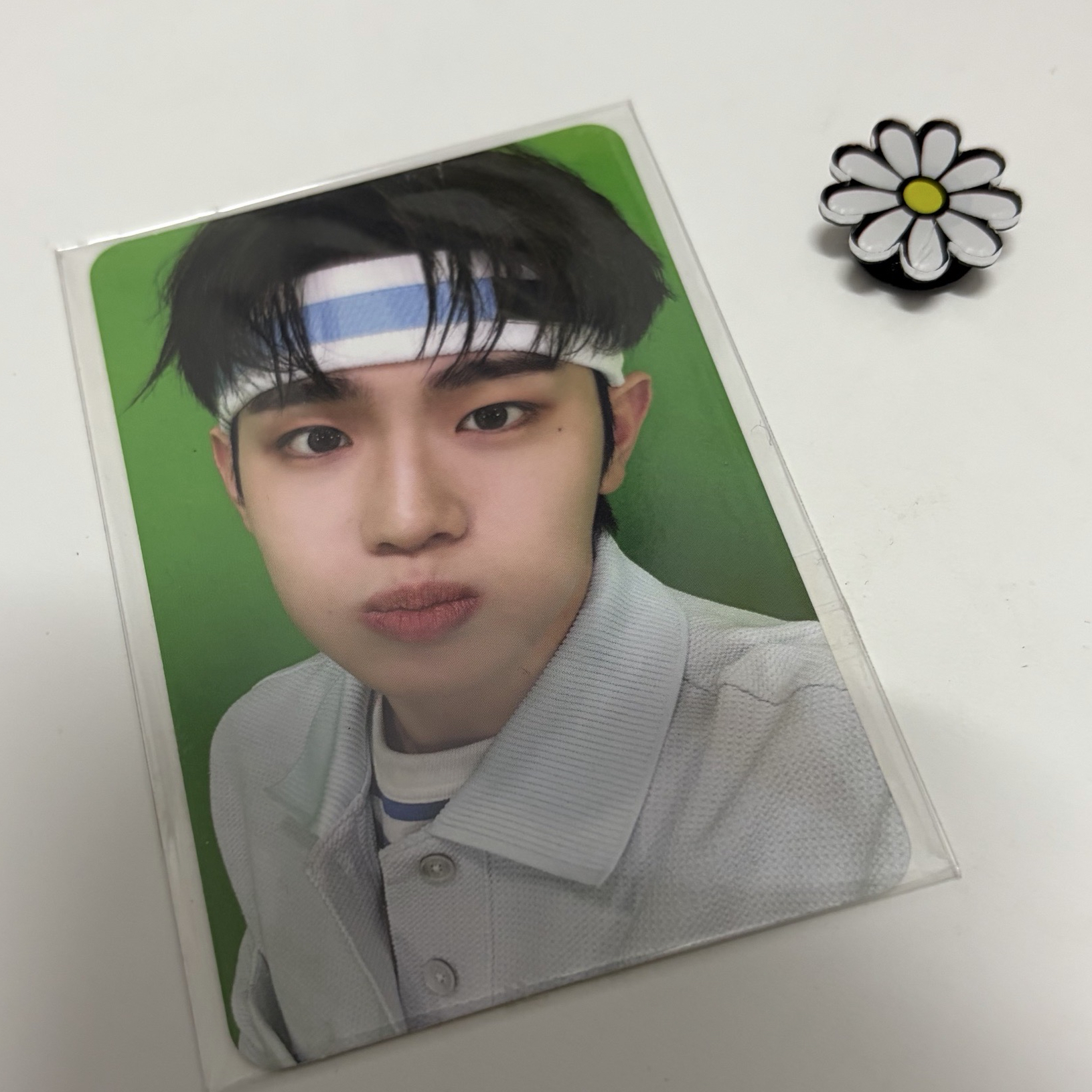 金泰來髮帶還嘟嘴