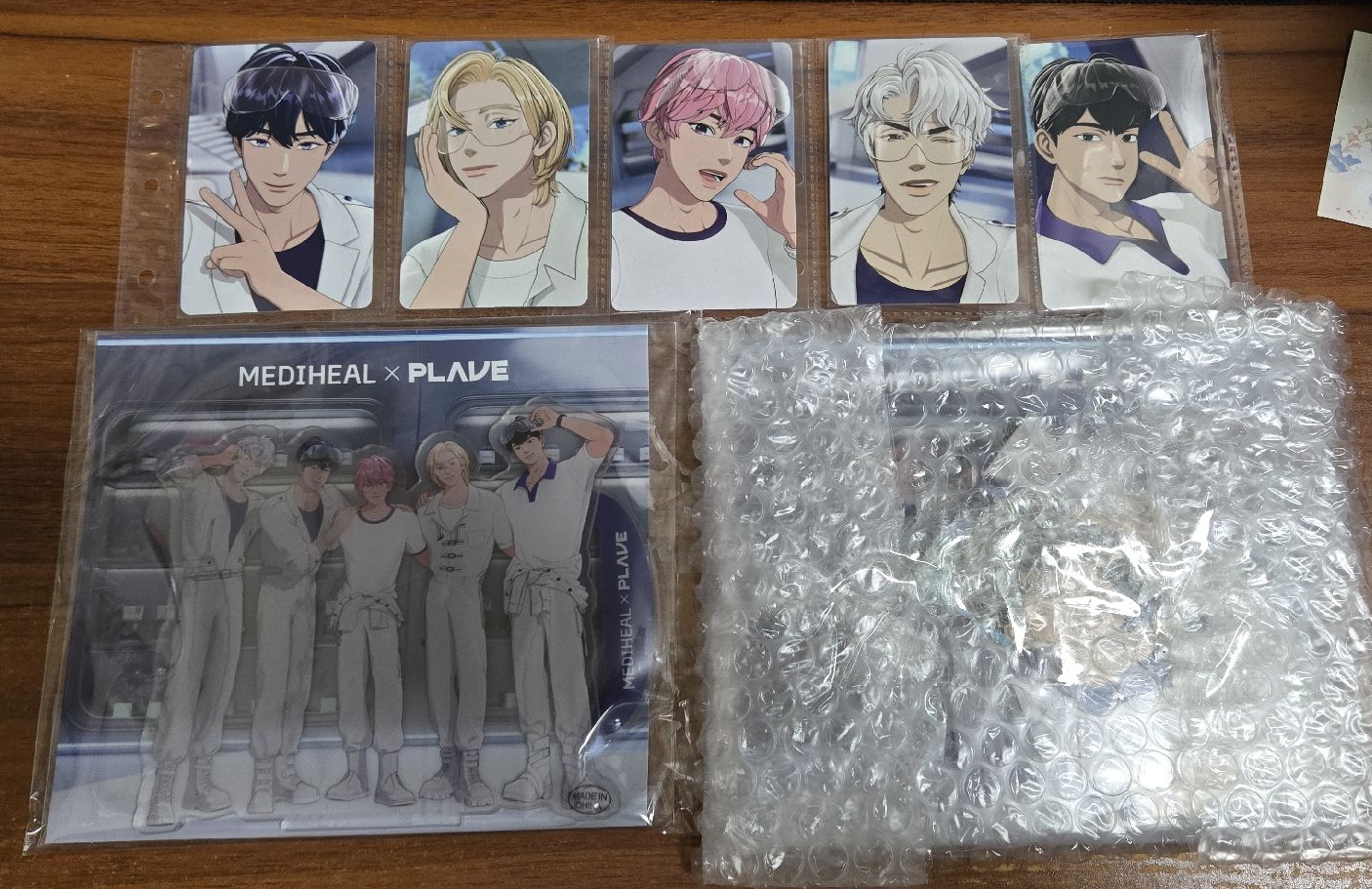 MEDIHEAL X PLAVE 滿額聯名立牌+小卡組