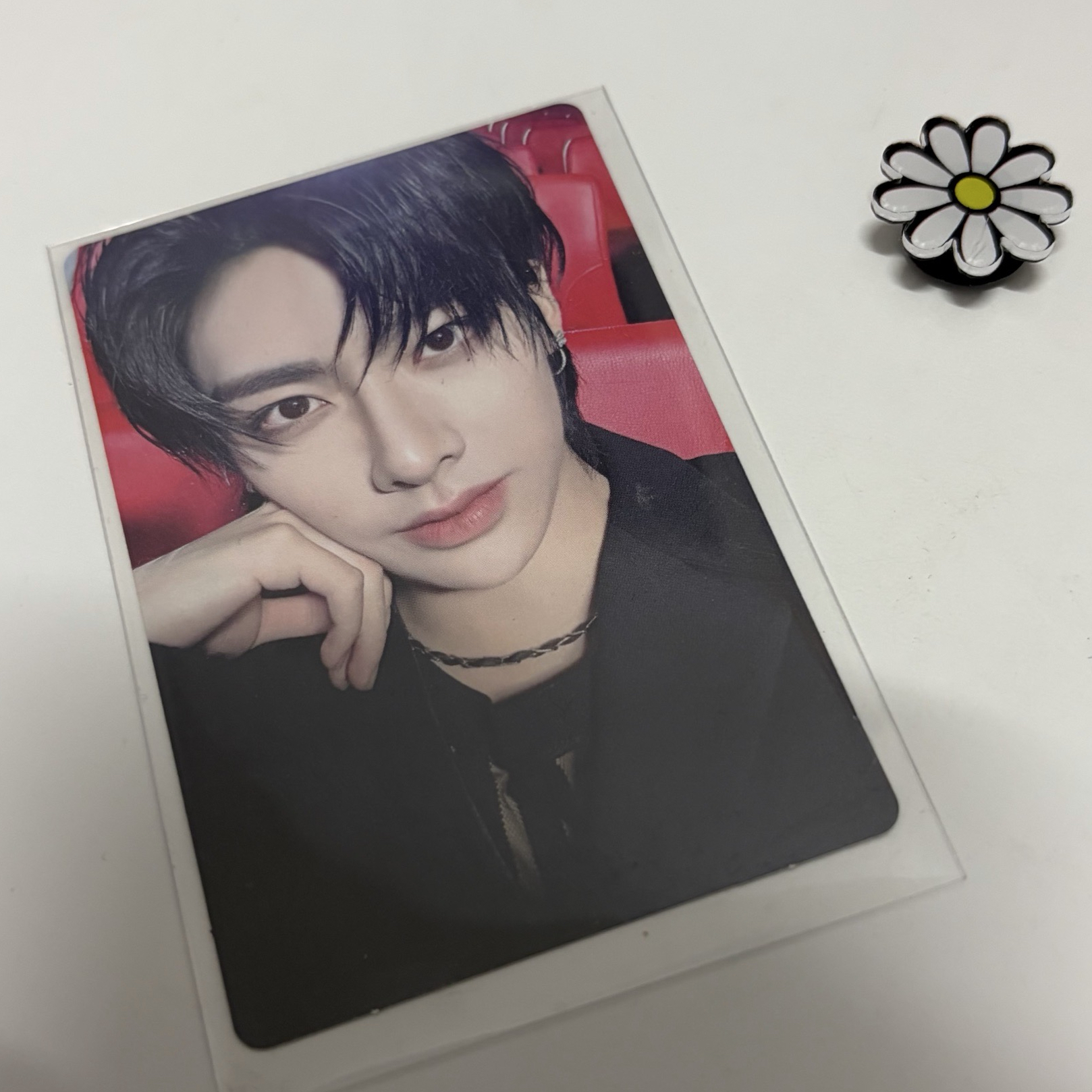 沈泉鋭撐臉露鎖骨😍