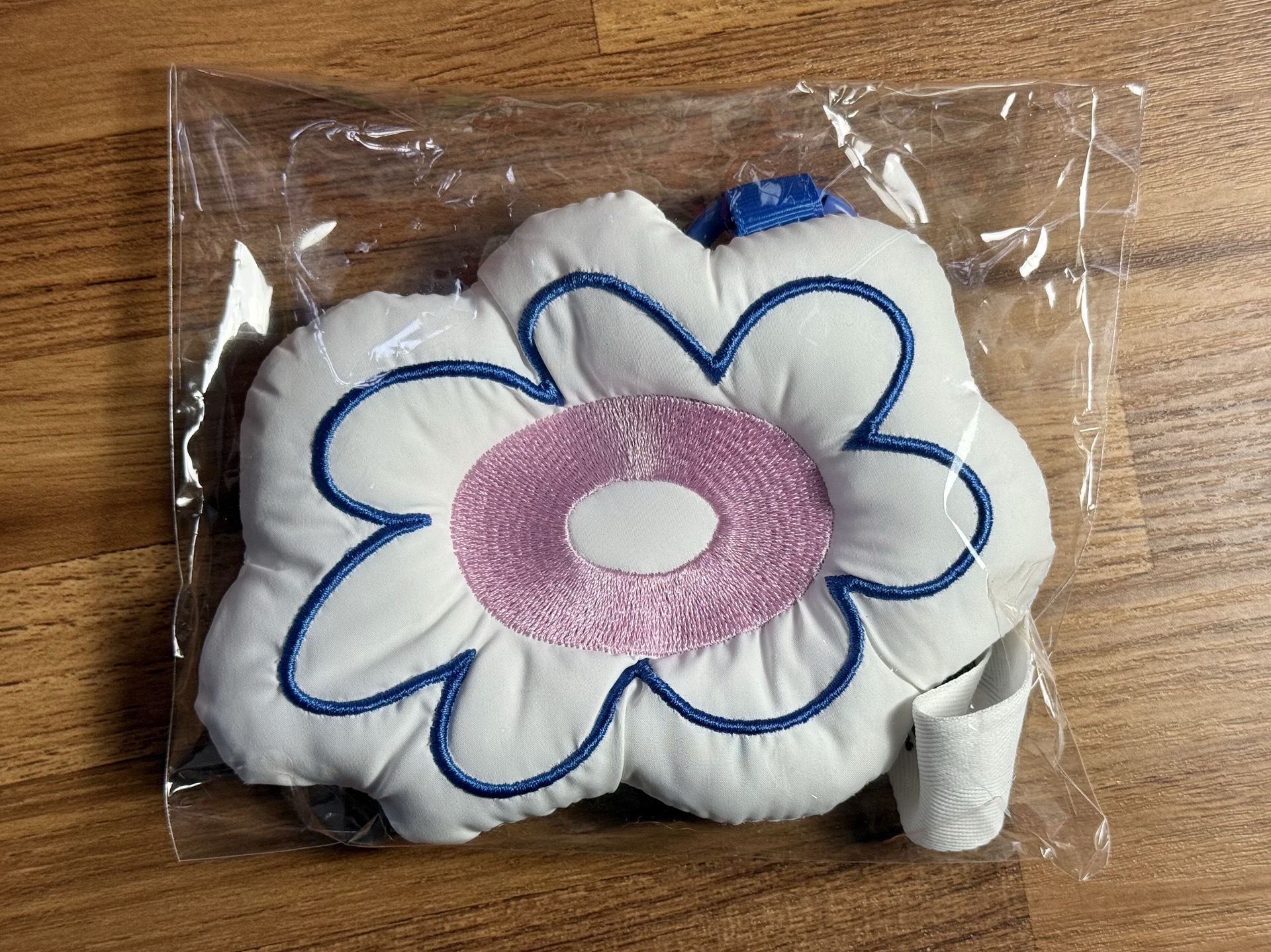 LOVE MONSTERS 臺北限定小花吊飾