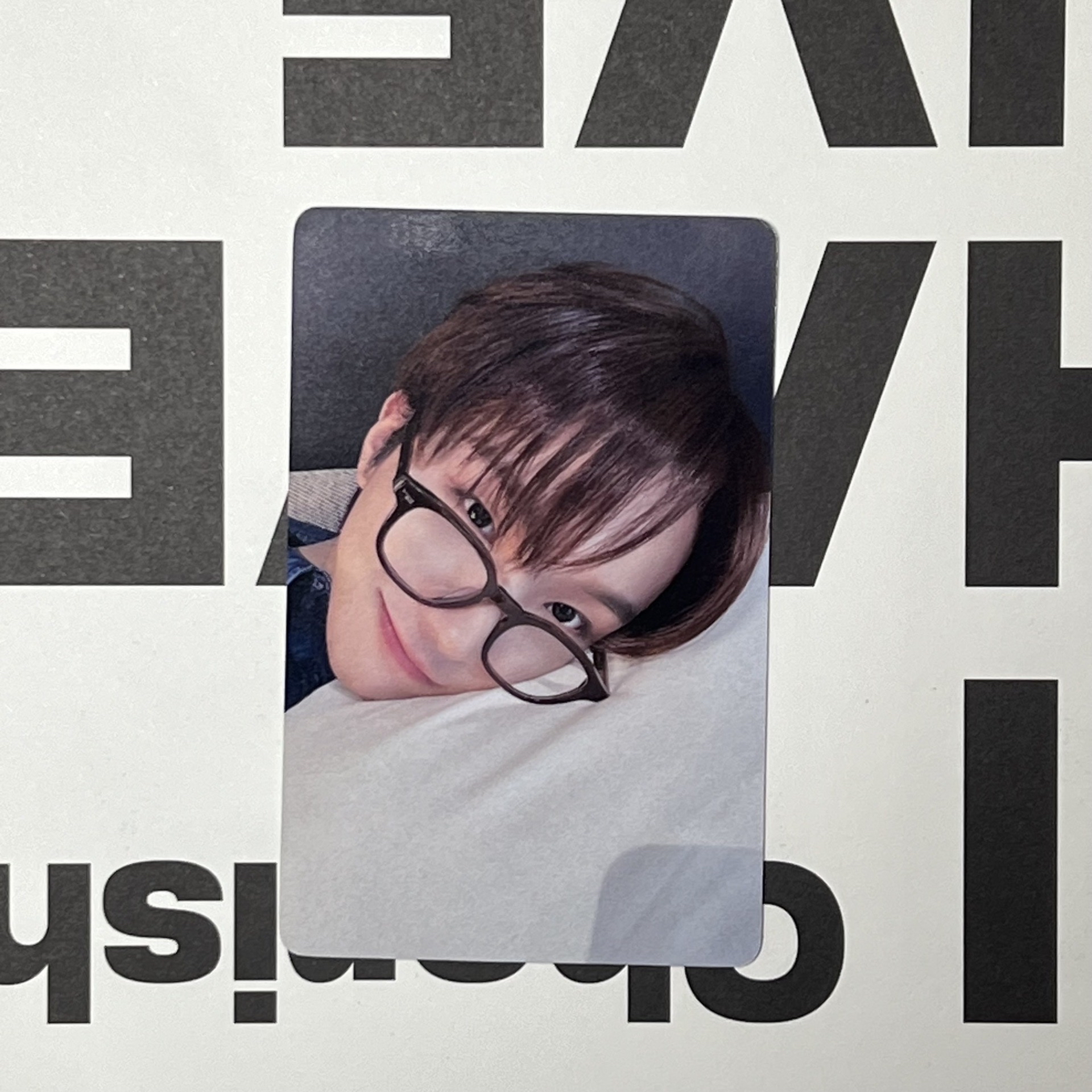 BND-眼鏡躺枕頭忙內