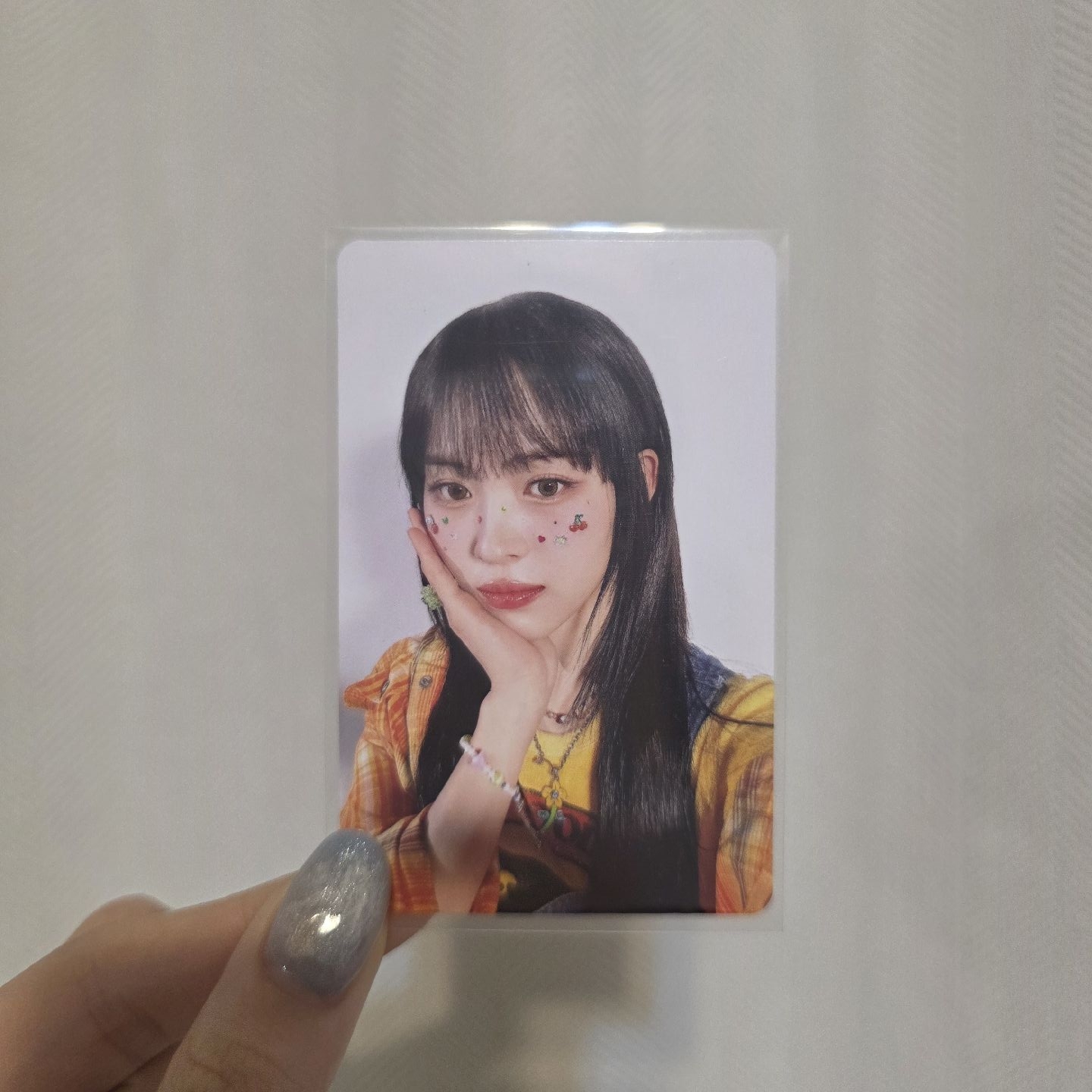 臉上有貼紙的瀏海留