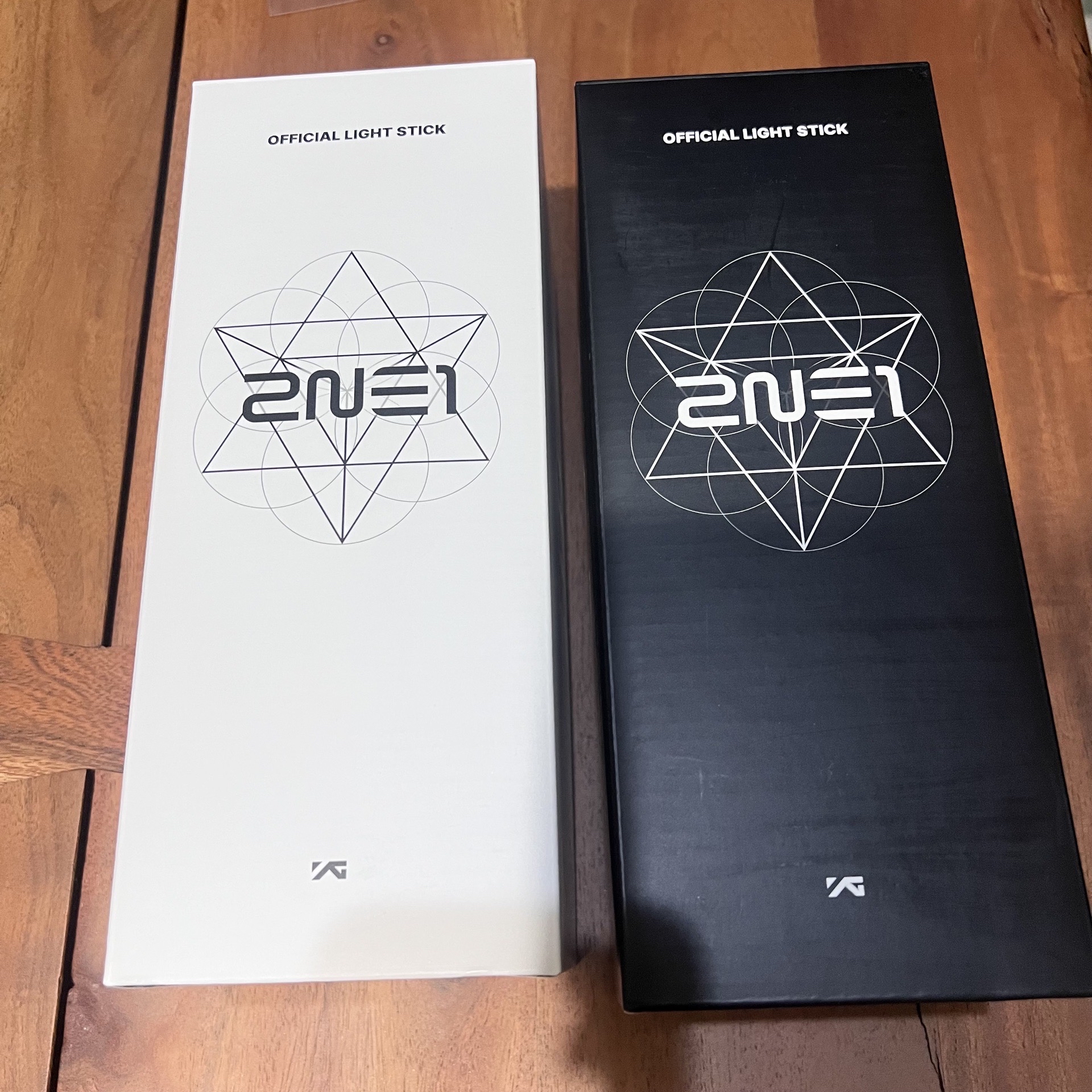 現貨 2ne1 手燈 二手 黑白兩色皆有