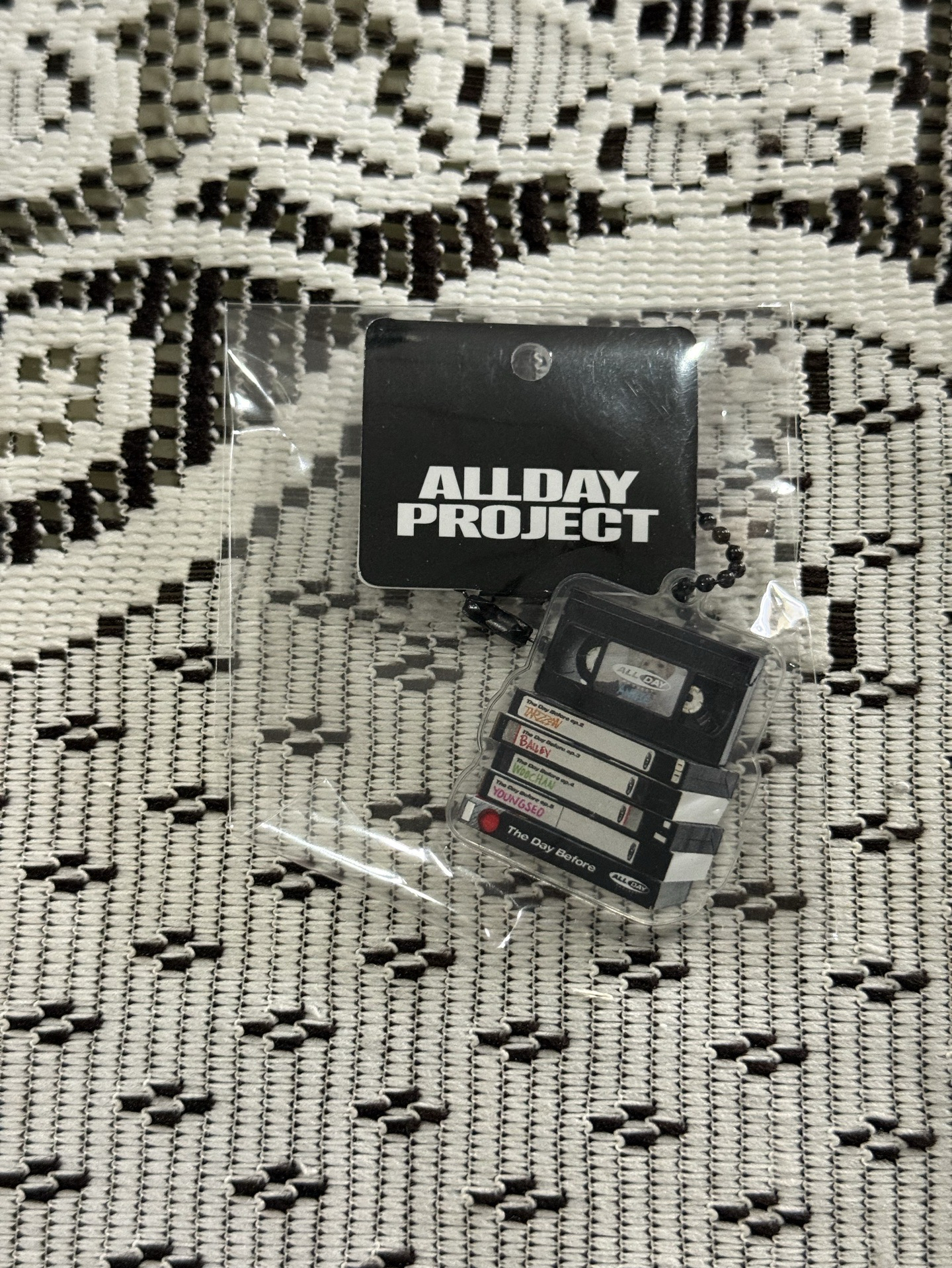 FAMOUS 鑰匙圈吊飾 BLACK VHS