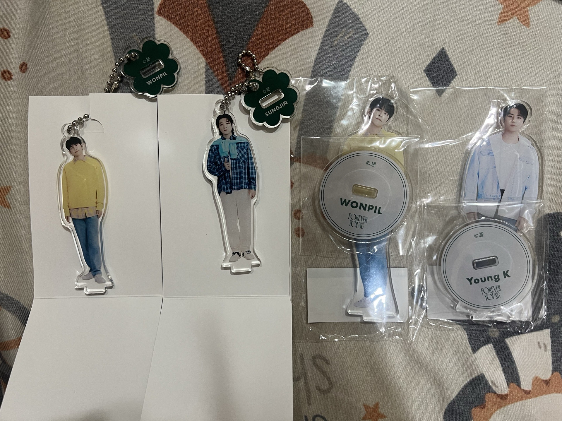 DAY6 日周 立牌 徽章