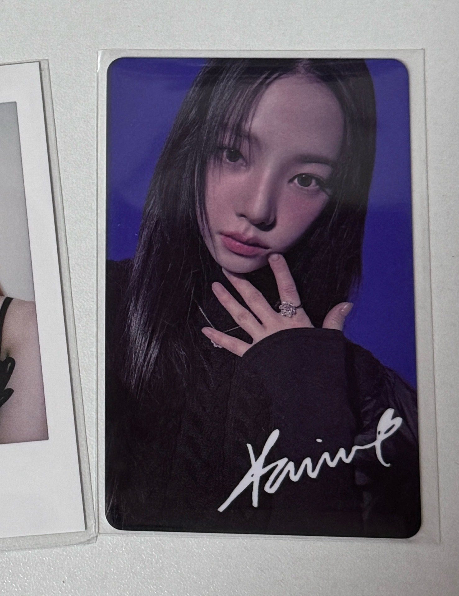 Karina藍底雜誌自拍