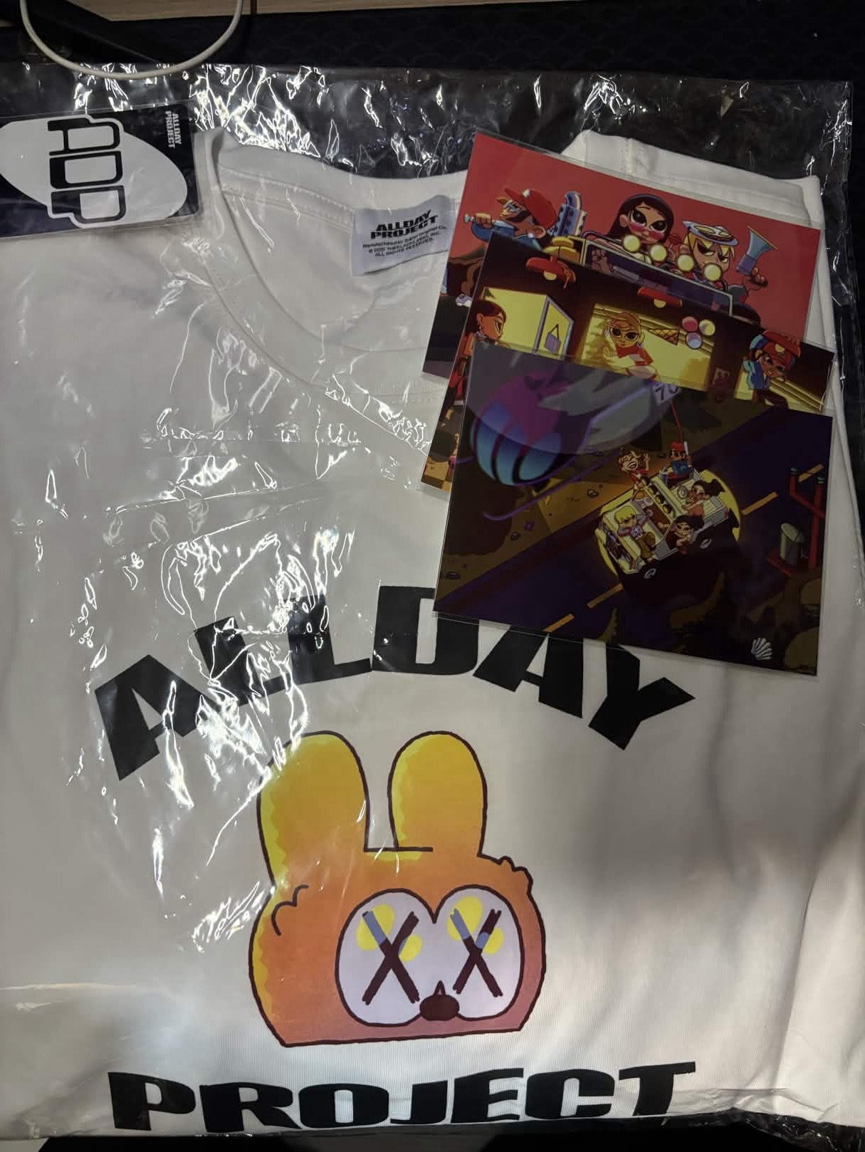 衣服和三個明信片