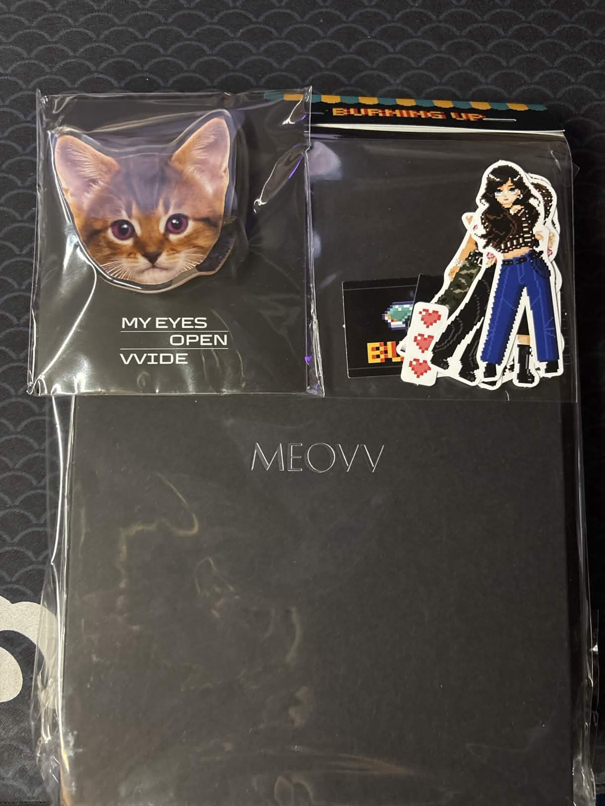 筆記本加手機支架加貼紙（筆記本有小卡）