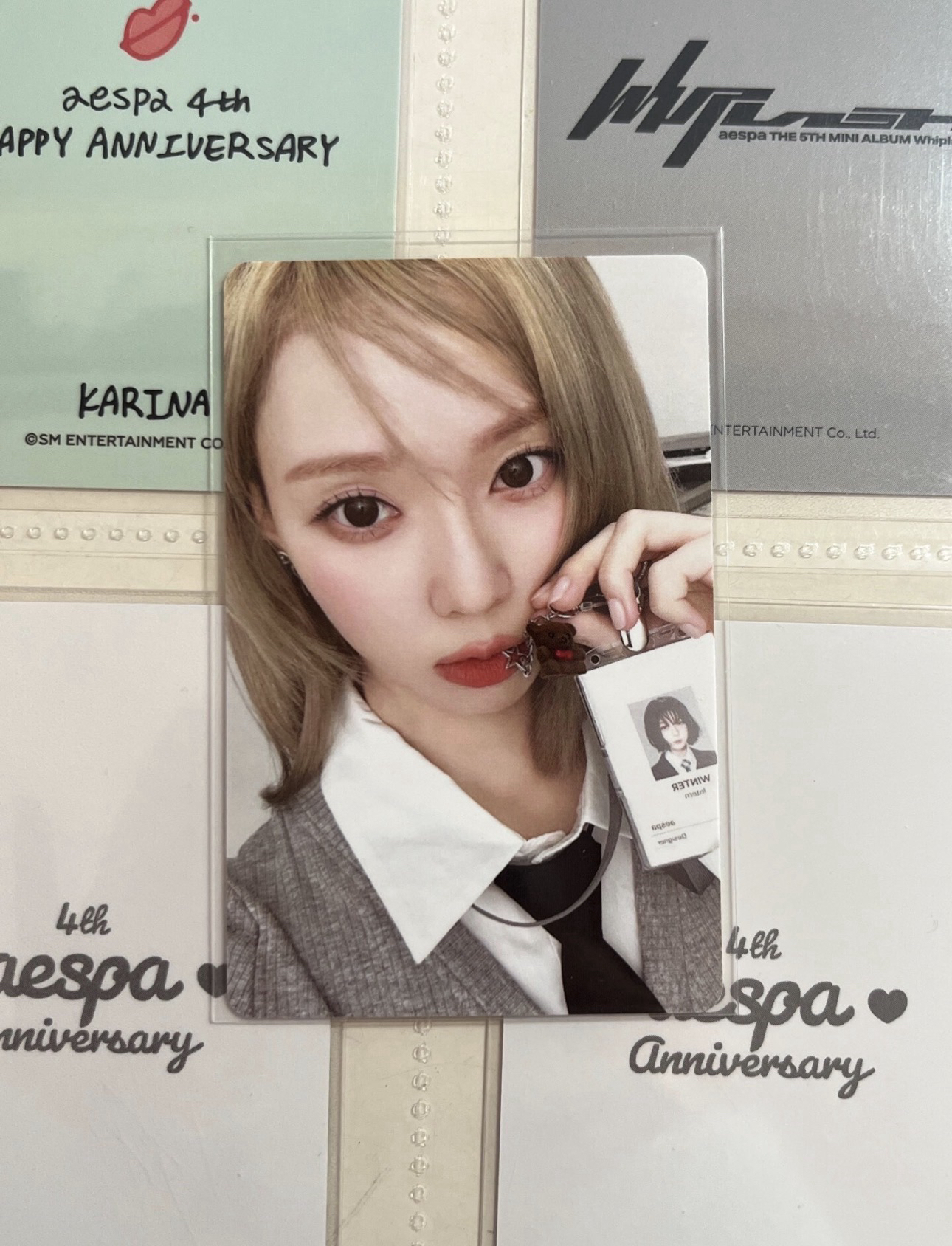 咬著工牌的旼炡小狗勾