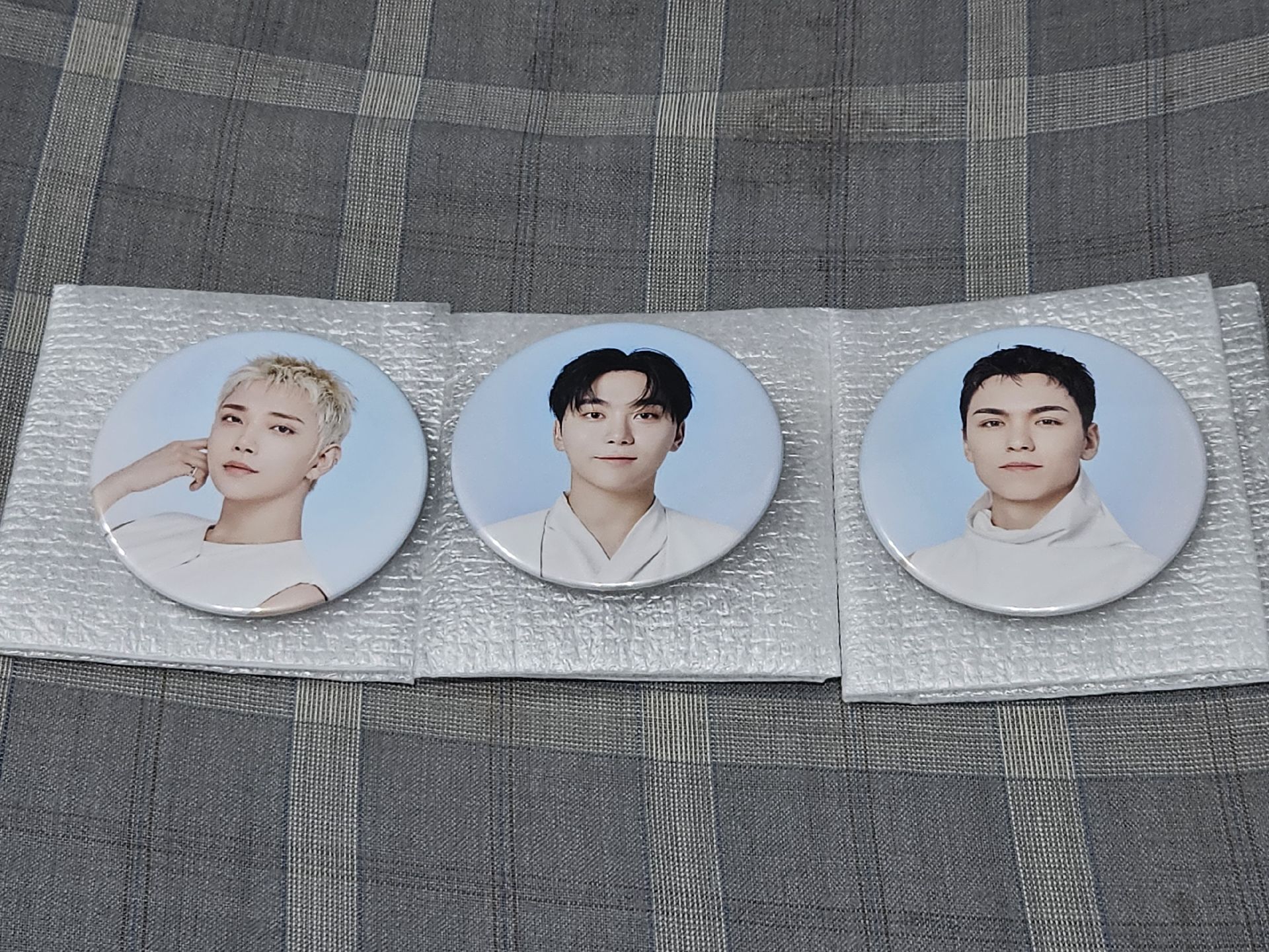 NEW- 隨機徽章 秀寛率各1