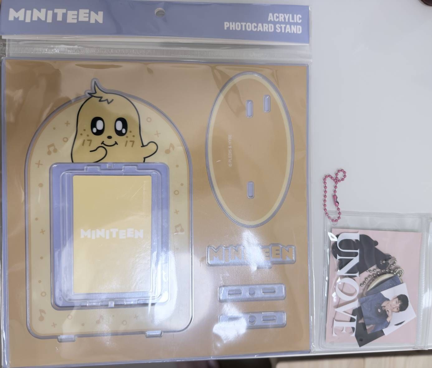 奎miniteen 7-11旋轉立牌+UNOVEx 奎代言 證件照吊飾組