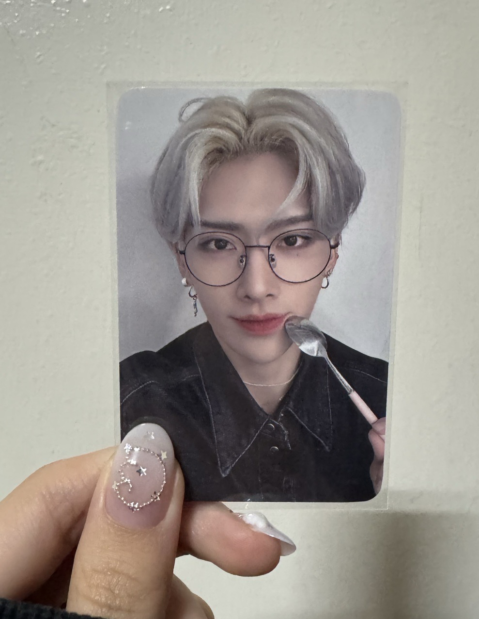 和白髮帥哥一起共進晚餐吧