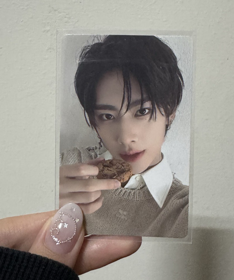 黑髮帥哥吃餅乾