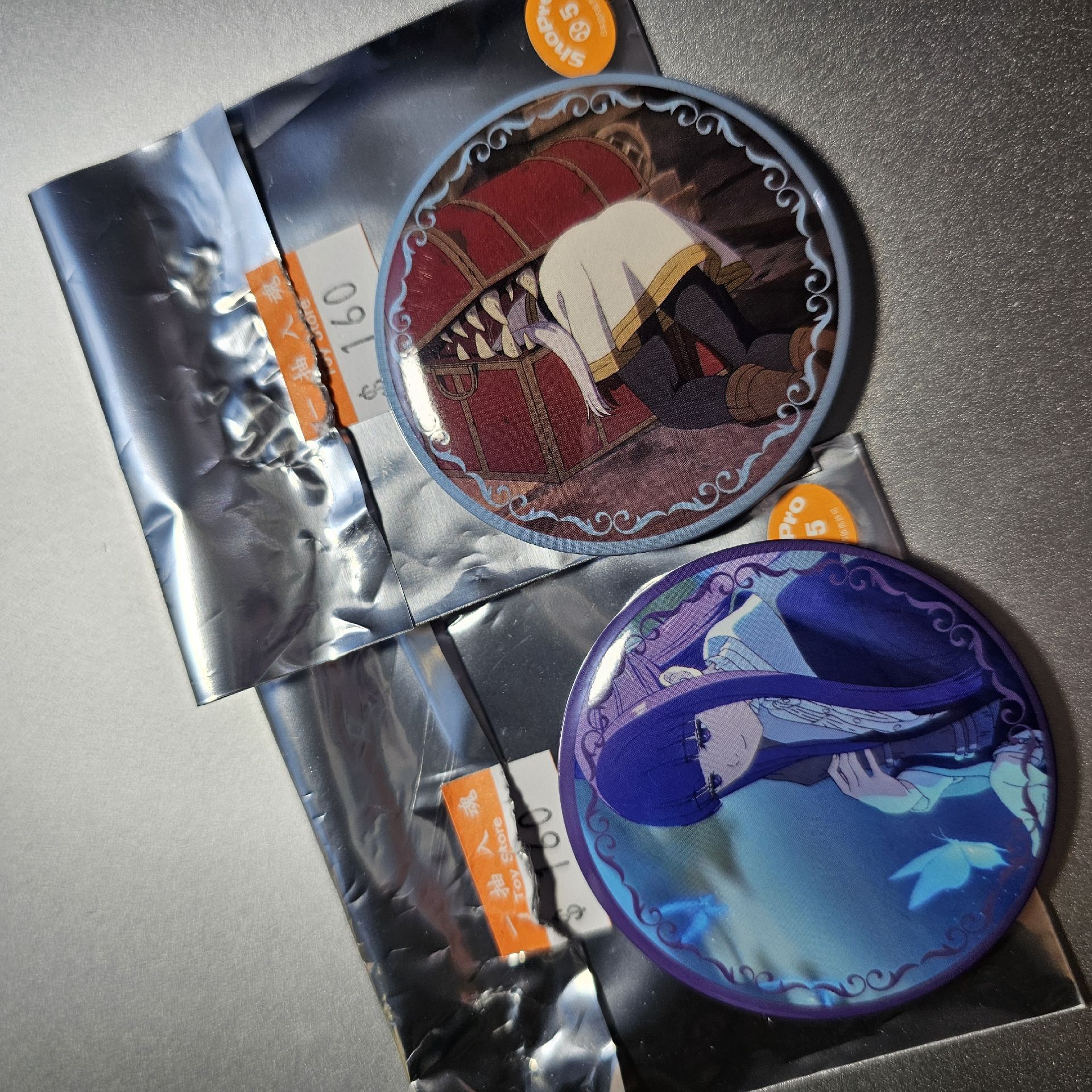 株式會社ANICRAFT 徽章 費倫+芙莉蓮＆寶箱怪 款