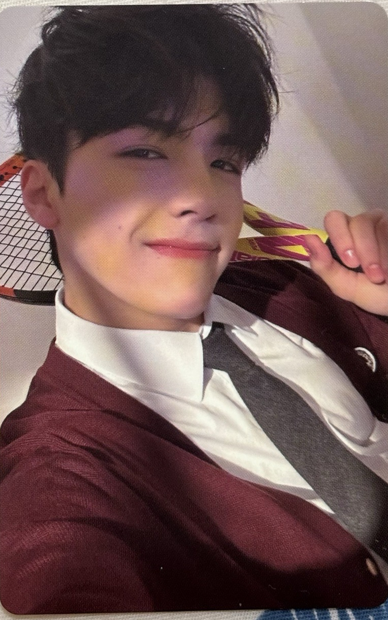 拿著網球拍的制服少年