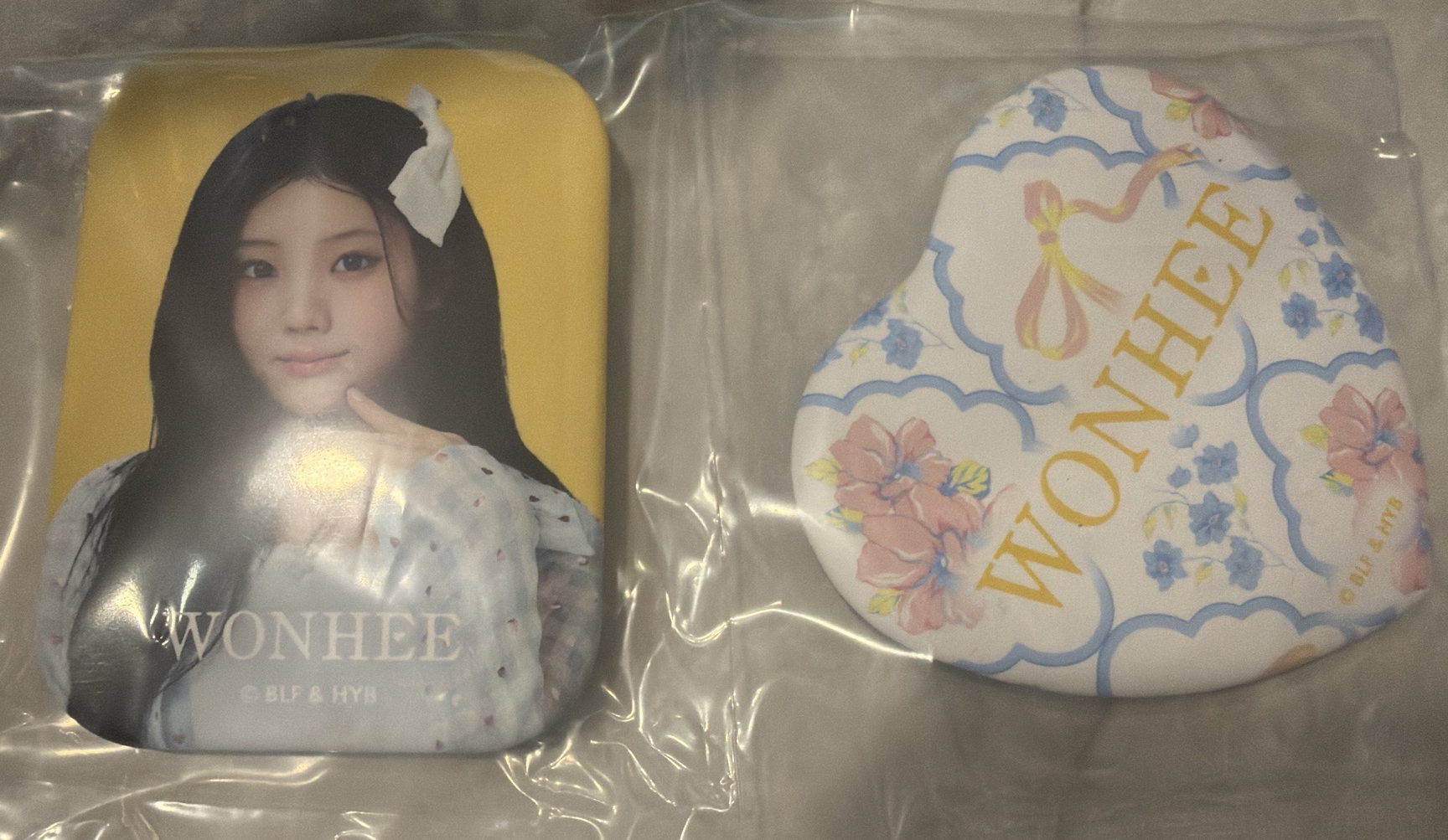 Illit 沅禧立牌+文件夾+徽章 三個一組一起賣 贈圖三