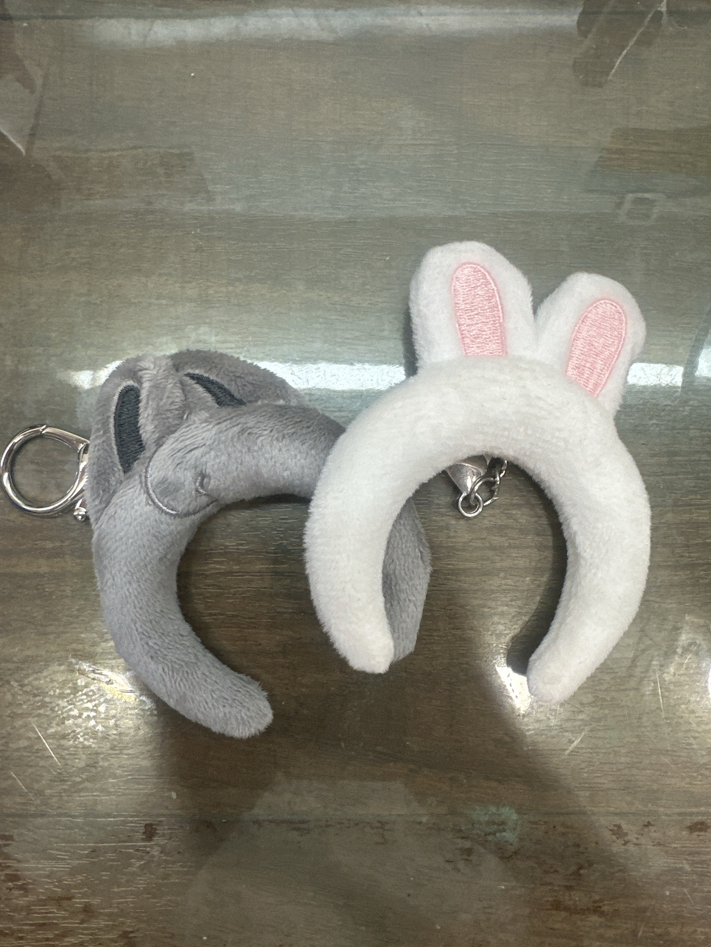 燦狼、李畢髮箍吊飾